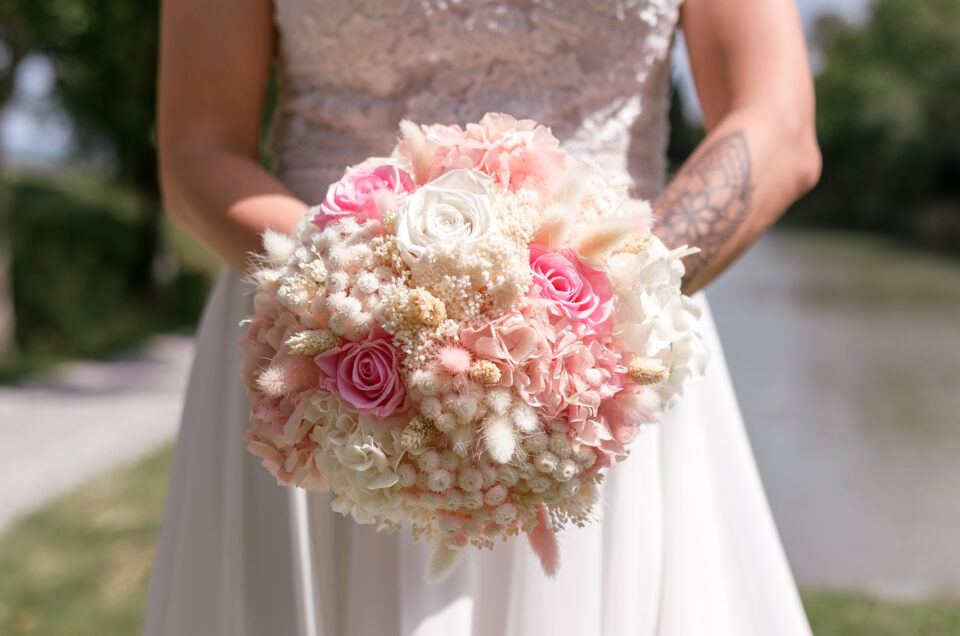 bouquet de la mariée, composition avec des roses roses et des fleurs séchées. Réalisation du bouquet de la mariée par Arums et délices à Ventenac-Cabardès Laetitia Bellandi photographe mariage Carcassonne