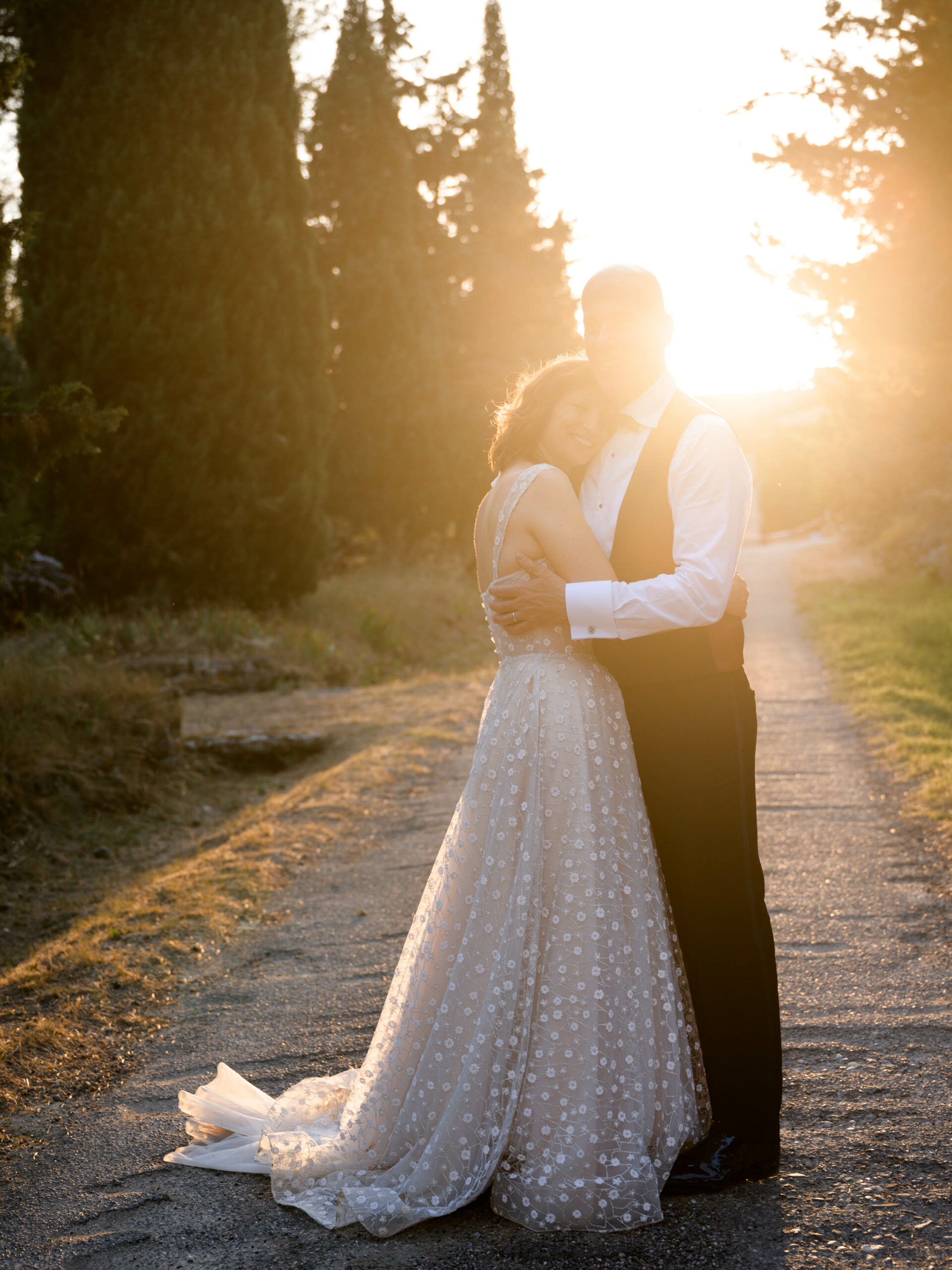 séance photo de couple au Domaine de Russol les mariés sont l'un contre l'autre. Le marié et la mariée sourient.