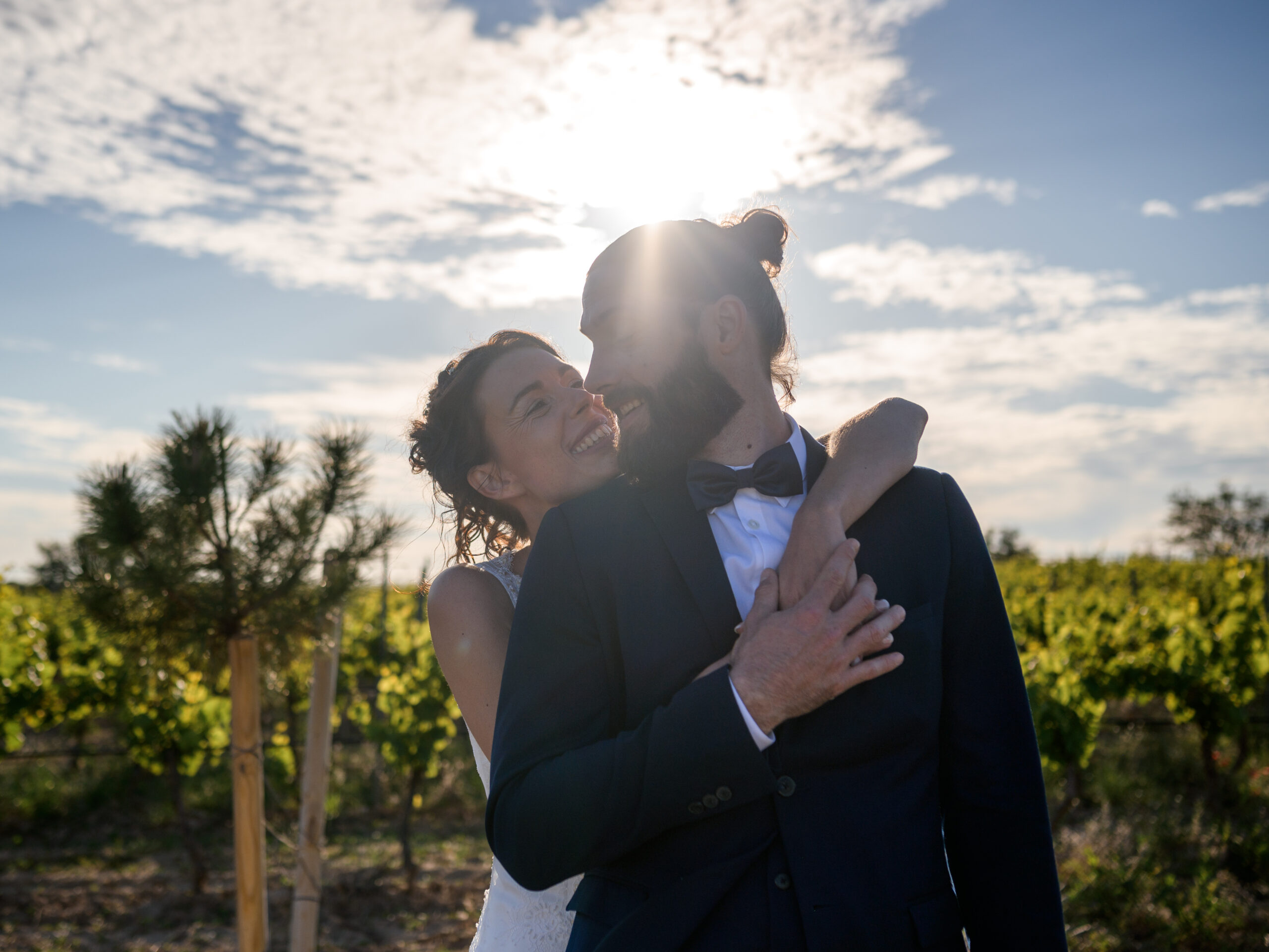 séance photo couple dans les vignes au Domaine Saint Augustin à Rieux Minervois. La mariée porte une robe de chez Carrière à Villefranche de Lauragais.