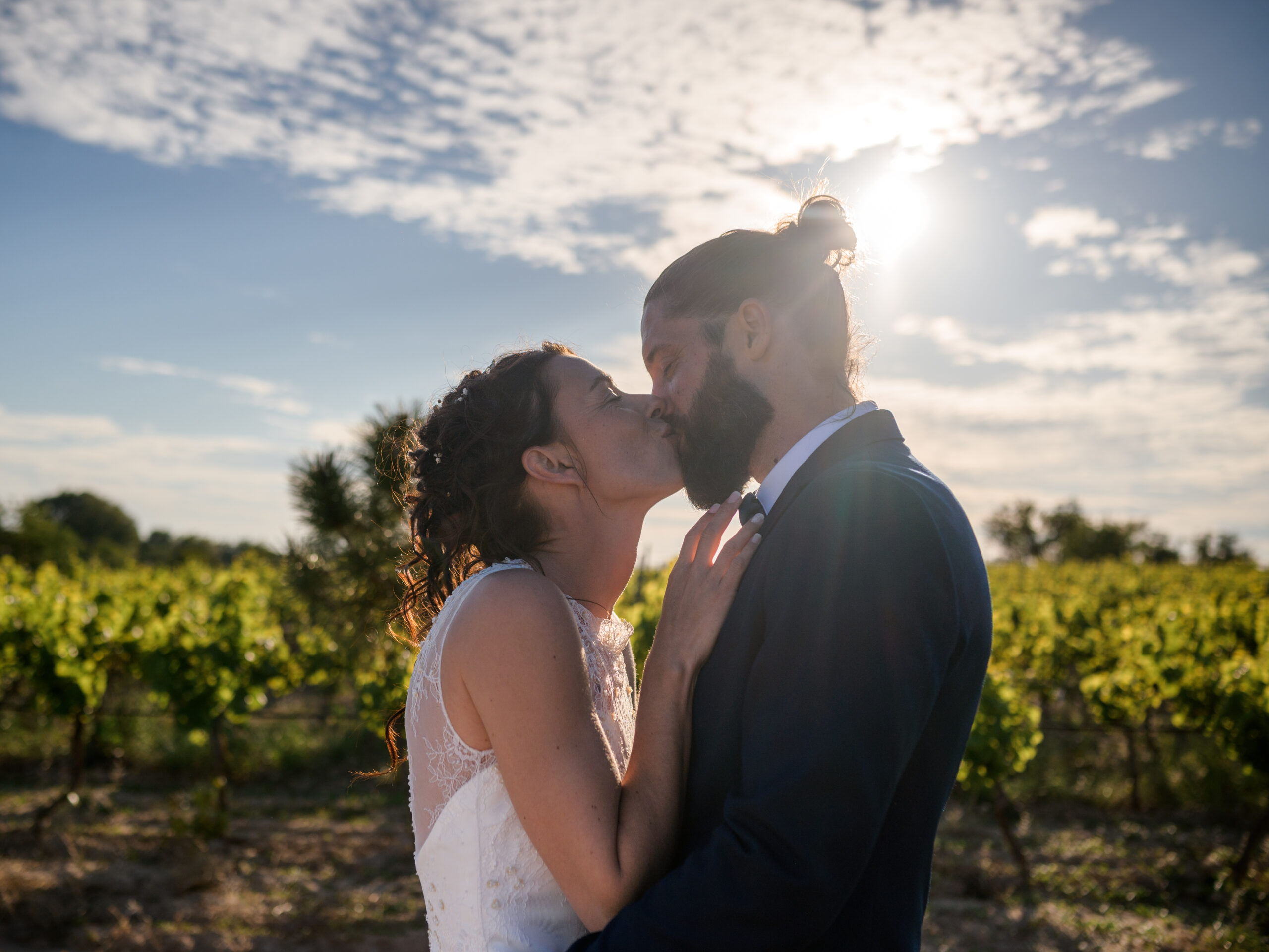 séance photo couple dans les vignes au Domaine Saint Augustin à Rieux Minervois. La mariée porte une robe de chez Carrière à Villefranche de Lauragais.