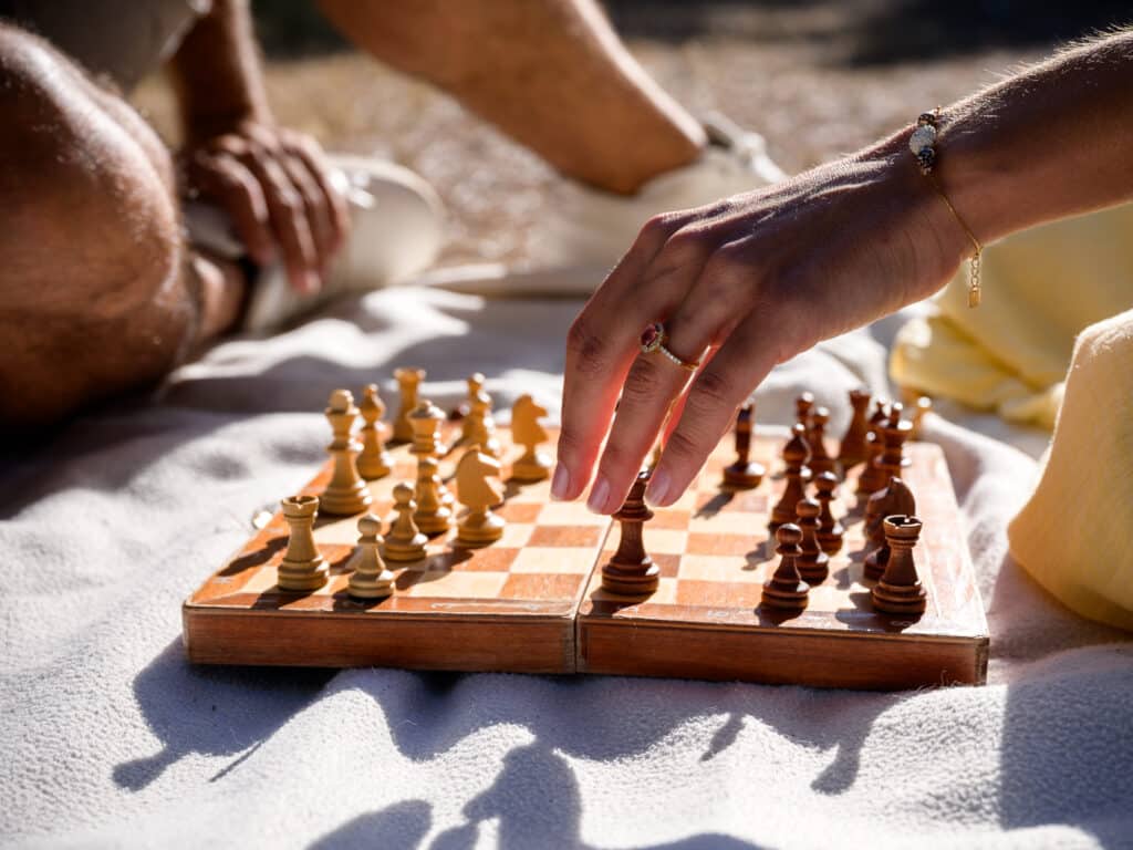 séance photo fiançailles, les futurs mariés jouent aux échecs jardin de la Chapelle Saint-Mamès, Villeneuve-Minervois, Aude