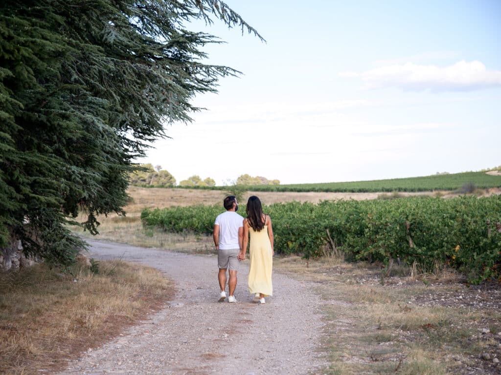 séance photo fiançailles, les futurs mariés marchent aux abords de la Chapelle Saint-Mamès, Villeneuve-Minervois, Aude