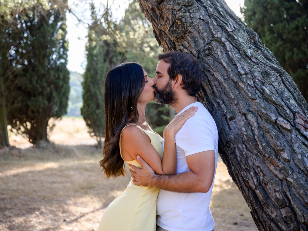 séance photo fiançailles, les futurs mariés sont l'un contre l'autre et ils s'embrassent jardin de la Chapelle Saint-Mamès, Villeneuve-Minervois, Aude