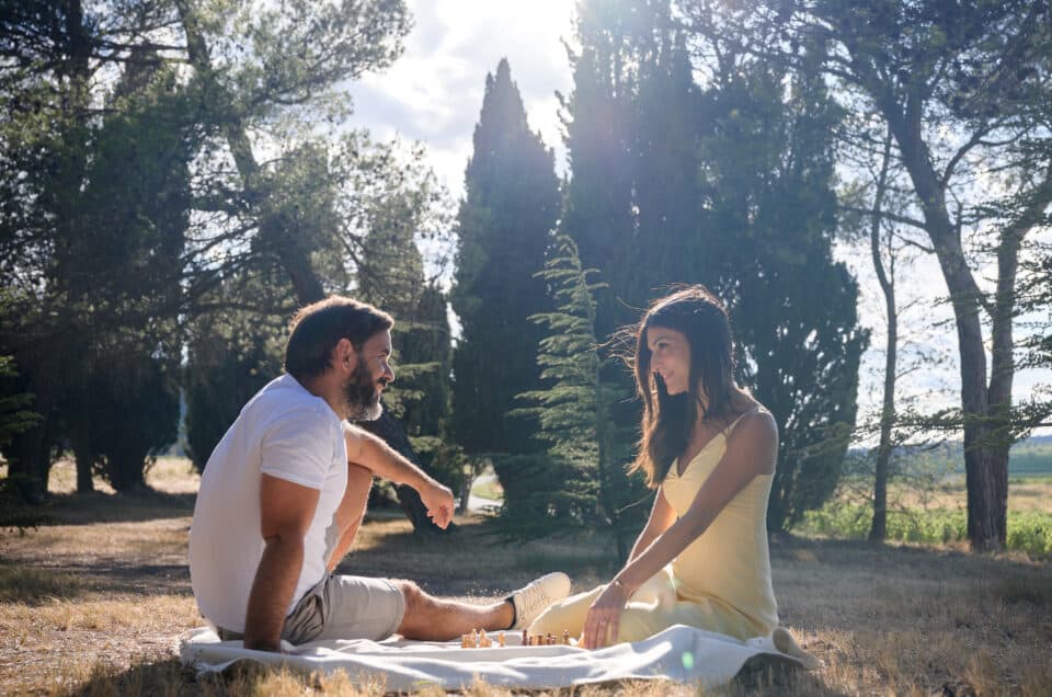 séance photo fiançailles, les futurs mariés jouent aux échecs jardin de la Chapelle Saint-Mamès, Villeneuve-Minervois, Aude