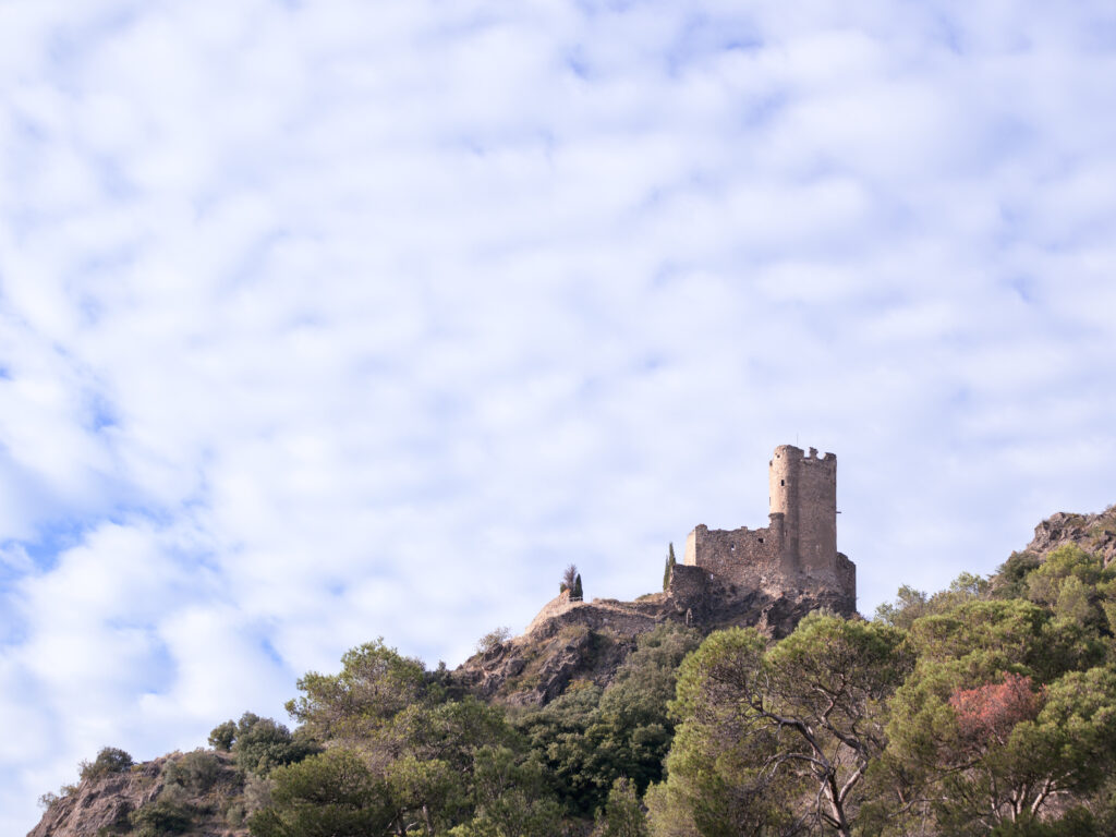 Visite des 4 châteaux de Lastours en famille. Village de Lastours, Aude. Tourisme Occitanie.