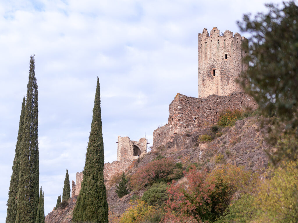 Visite des 4 châteaux de Lastours en famille. Village de Lastours, Aude. Tourisme Occitanie.