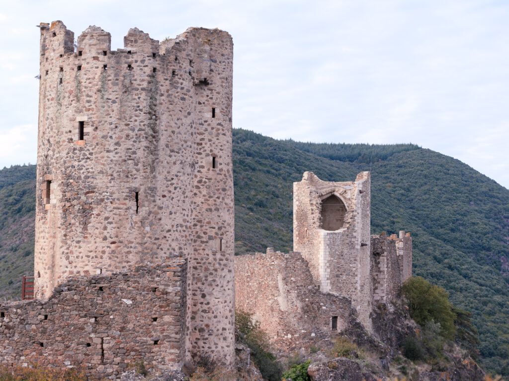 Visite des 4 châteaux de Lastours en famille. Village de Lastours, Aude. Tourisme Occitanie.