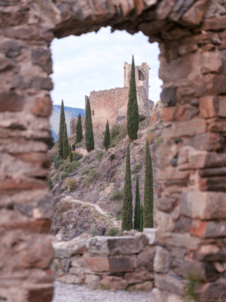 Visite des 4 châteaux de Lastours en famille. Village de Lastours, Aude. Tourisme Occitanie.