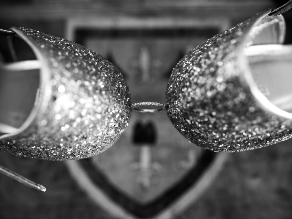 préparatifs mariage Carcassonne alliance en équilibre entre les chaussures à strass Bobbies Sur fond d'un échiquier en bois. photo en noir et blanc