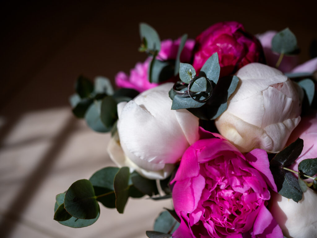 préparatifs mariage au Somail jeu de lumière sur le bouquet et les alliances Bouquet de la mariée, fait de pivoines et d'eucalyptus, conception les fées des fleurs