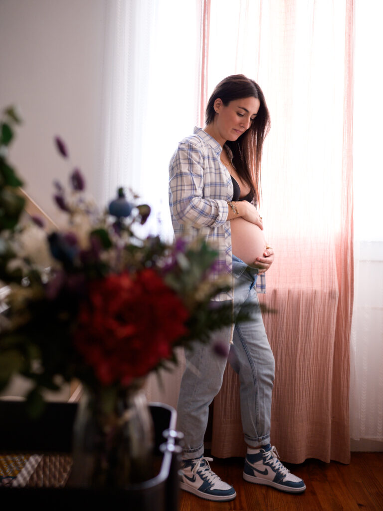 séance photo grossesse à domicile à Toulouse photo femme enceinte Toulouse photographe famille à domicile