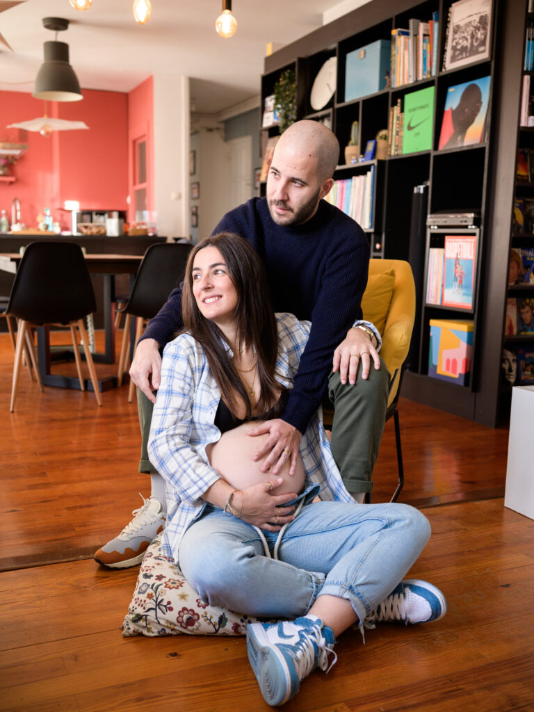 séance photo grossesse à domicile à Toulouse photo femme enceinte avec le futur papa à Toulouse photographe famille à domicile