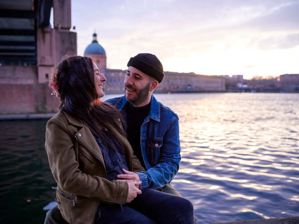 séance photo grossesse à domicile à Toulouse photo femme enceinte avec le futur papa à Toulouse photographe famille à domicile photo grossesse sur les bords de la Garonne à Toulouse