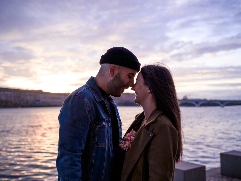 séance photo grossesse à domicile à Toulouse photo femme enceinte avec le futur papa à Toulouse photographe famille à domicile photo grossesse sur les bords de la Garonne à Toulouse